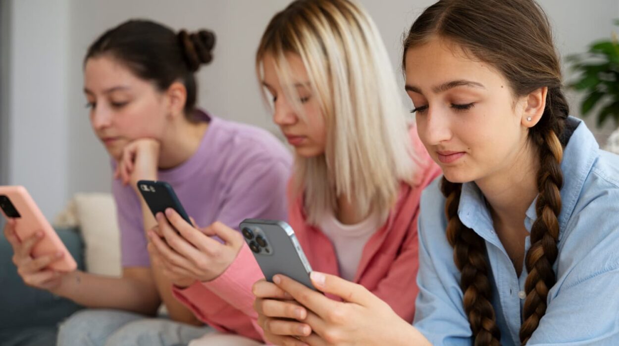 Adolescentes prestando atención a sus teléfonos