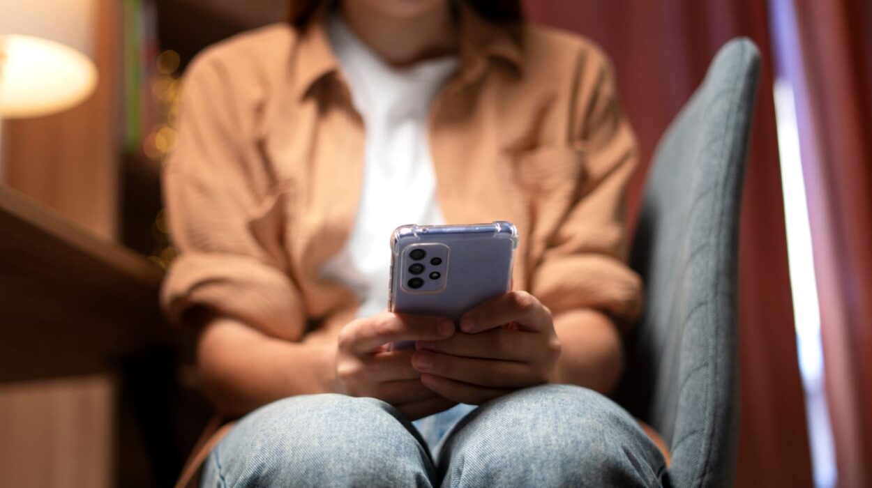 Adolescente sufriendo adicción a las redes sociales