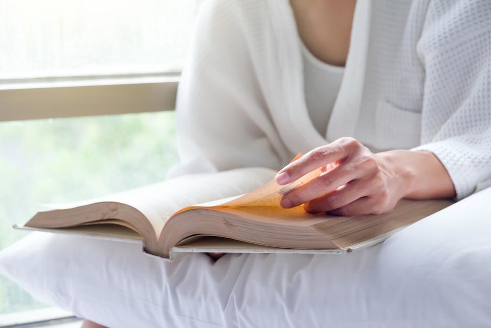 Mujer leyendo libro de autoayuda