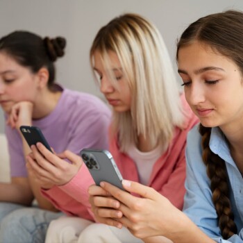 Adolescentes prestando atención a sus teléfonos