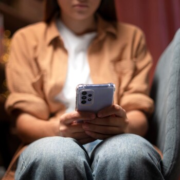 Adolescente sufriendo adicción a las redes sociales